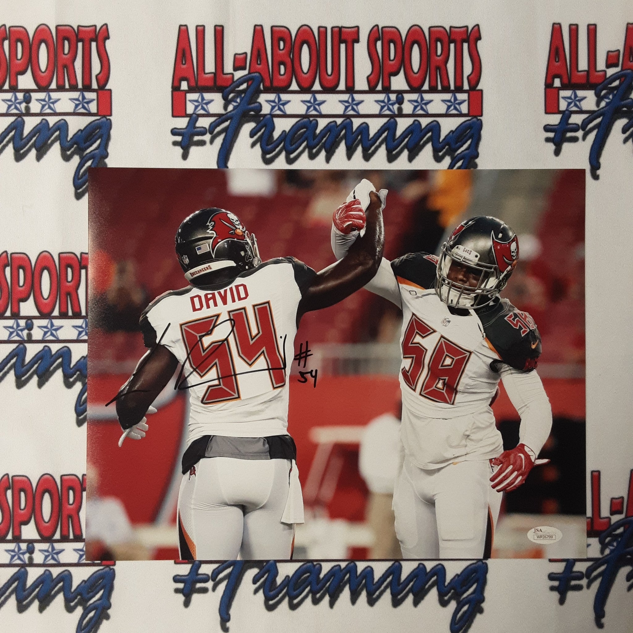 Lavonte David Signed Tampa Bay Buccaneers 11x14 Photo (JSA COA)